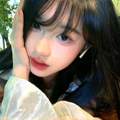 葡萄架下的女神